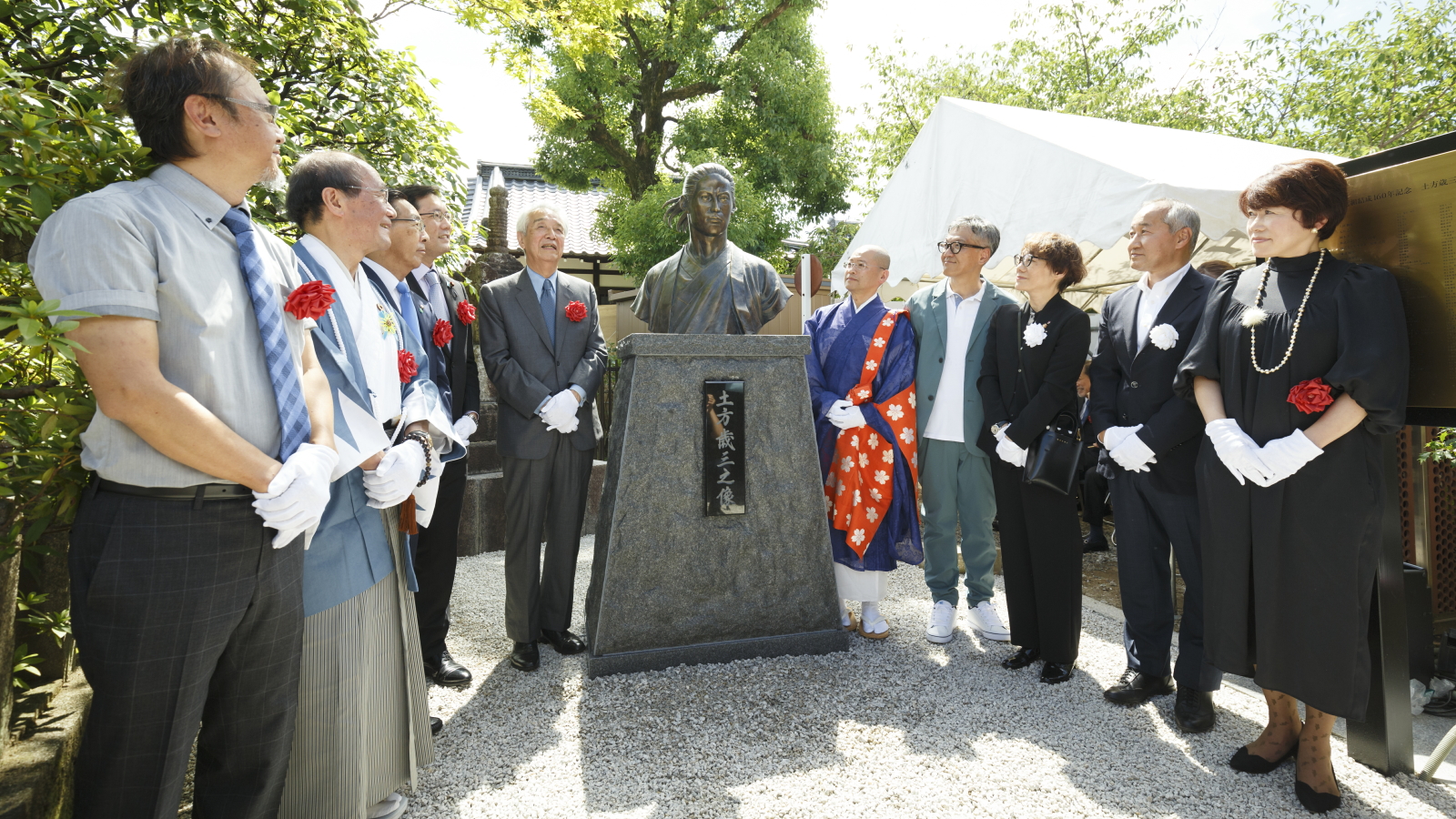 除幕式で大丸松坂屋、パルコ、子孫の方、僧侶の10名で土方歳三の銅像を囲んでいる様子