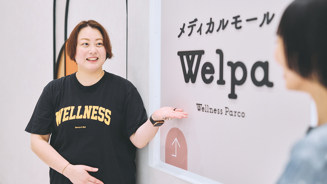 浅原さんに向かって話す久保田さんの写真