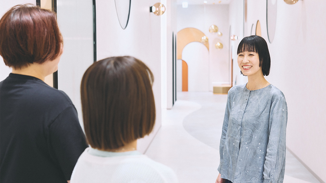 久保田さんと中島さんに向かって語る浅原さんの写真