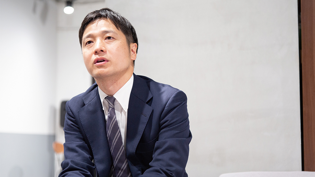 話す奥村さんの写真