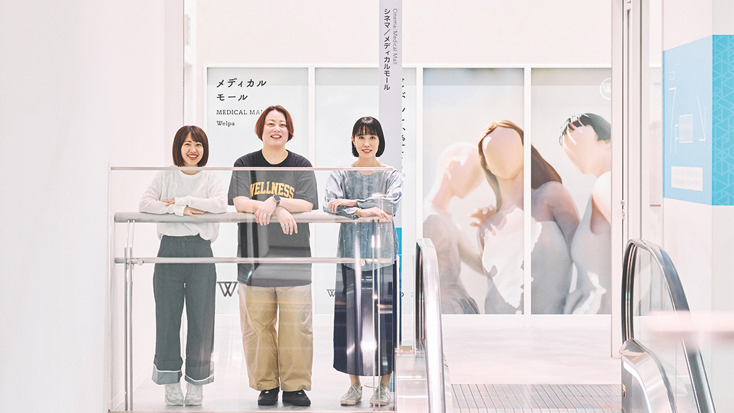 中島さん、久保田さん、浅原さん3名で正面を向いて並んでいる写真