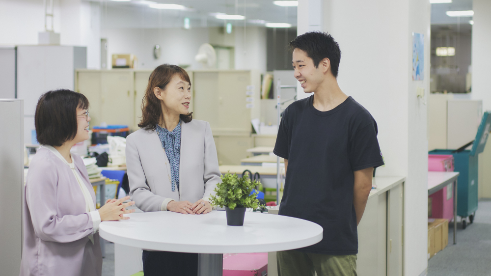 左からOさん、藤原社長、Mさん