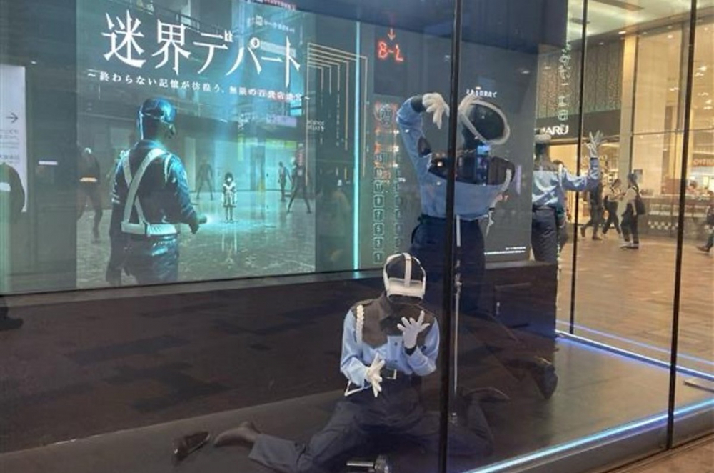 いつもと雰囲気の違う1階のウインドウに、多くの人が足をとめた