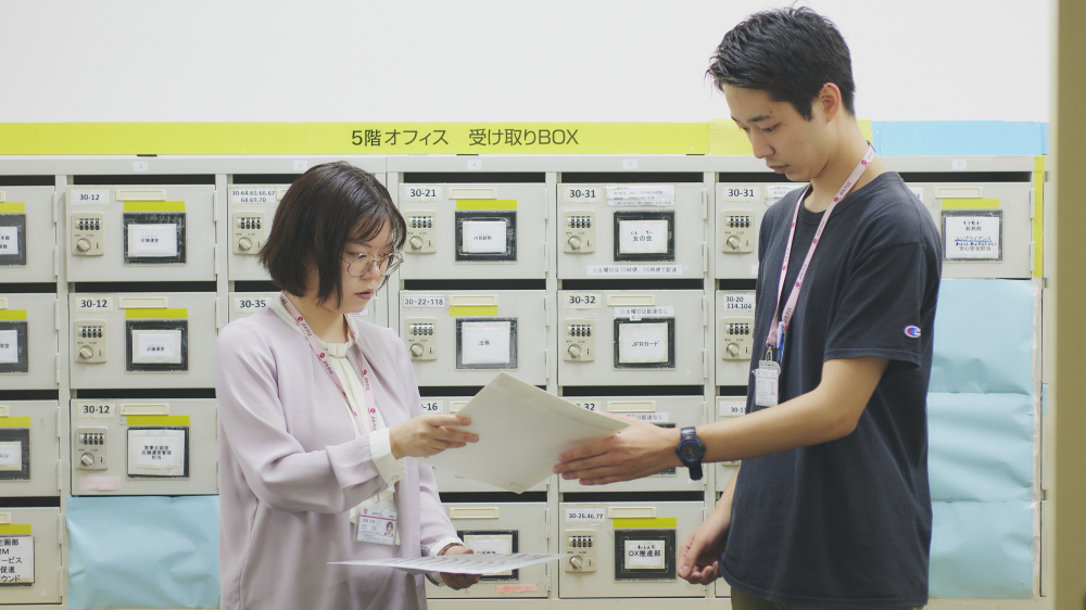 社内便の仕分けをするＭさんとOさん