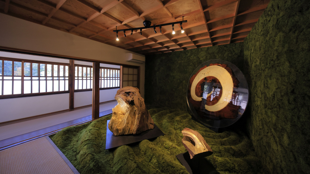 今回、妙顕寺に出展した裕人礫翔作品は、歴史を宿す屋久杉を素材とし、琳派芸術の精神を今に伝える琳派をテーマに作品を発表。伝統と現代を重ね、過去と未来をつなぐ作品を展開した