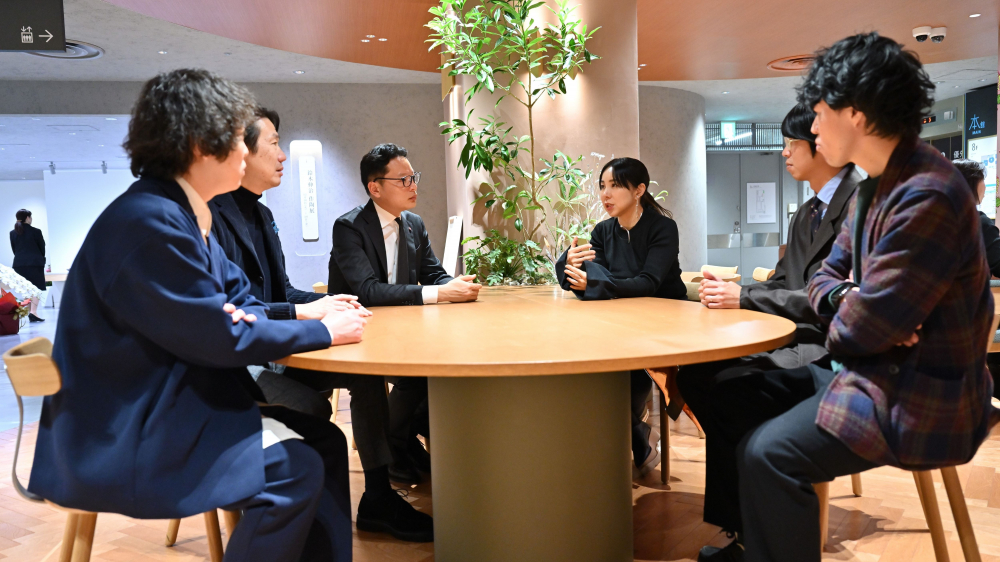「お客さまだけでなく、そこで働く人の士気が上がるフロアづくりが大切」と語り合う永山氏とメンバー