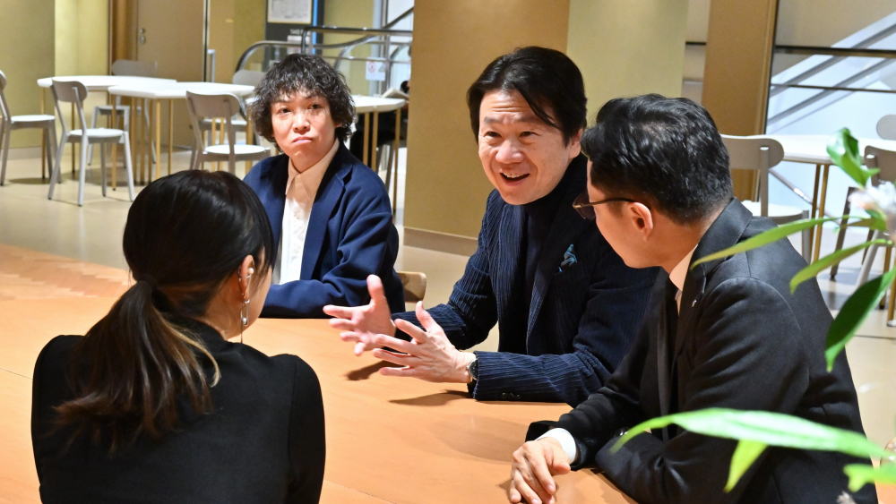 「ネガティブな要素もポジティブに捉えてアイデアに変換する永山さんの手法からは、たくさんのことを学ばせていただきました」と語る工藤氏（写真中央）