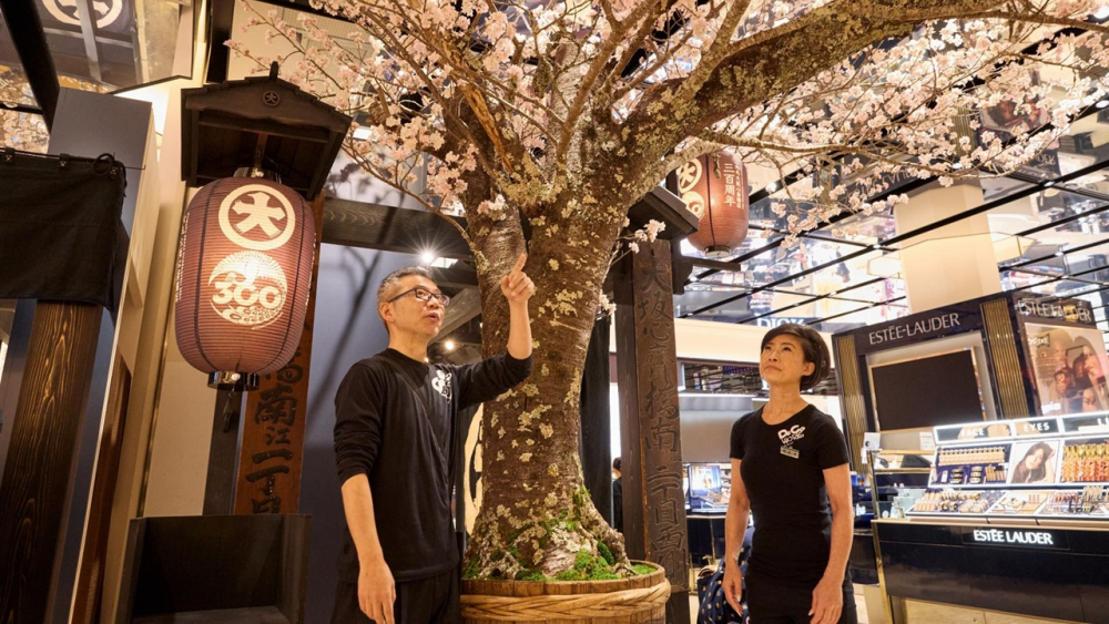 「微妙に色の違う桜の造花を複数種混ぜます。桜の花は、咲き始めは白で、終わりにだんだん濃いピンクになっていきます。その風合いを表現するには、単一の造花では無理なのです」と語る段野氏と永井氏