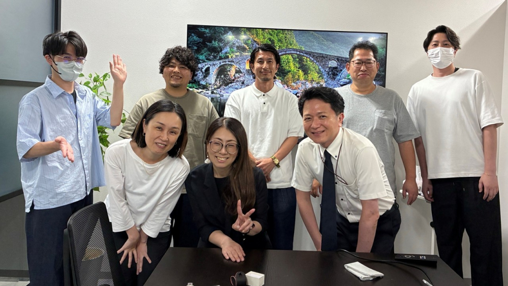 研修で、個性豊かで指導技術に長けたコメ兵の講師陣と。全く違う業界の専門知識、経験とスキルが融合していく。