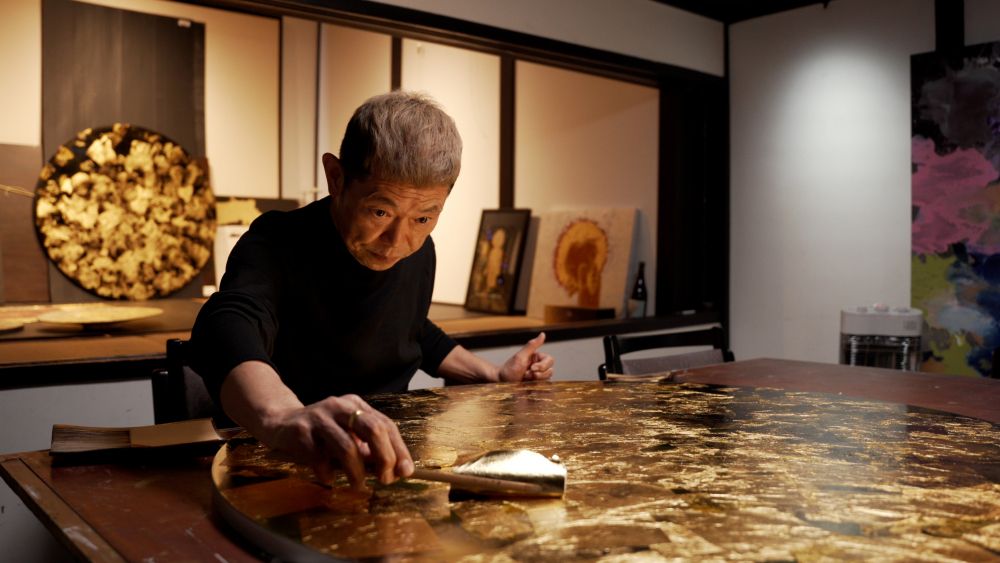 裕人氏の唯一無二の箔工芸は、京都西陣の伝統の技の「基本形」を持つからこそ世界に通用する本質的な価値を生む