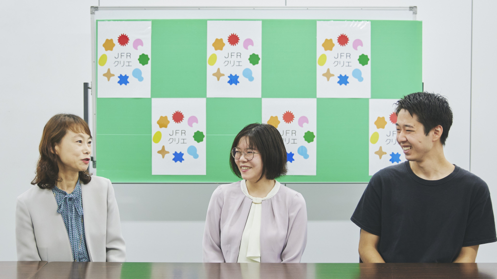 藤原社長とJFRクリエ社員（左からOさん、Mさん）