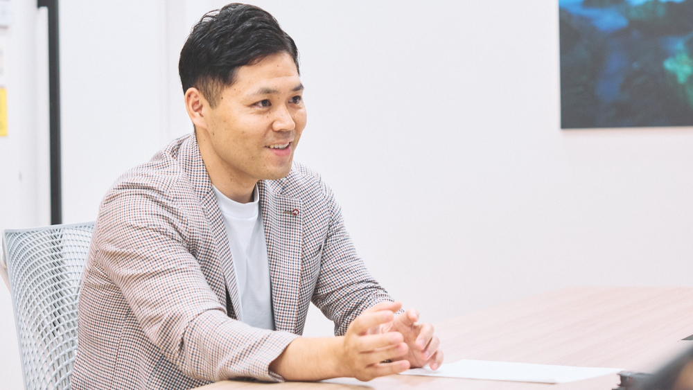 顧客データの統合をエリア経済の活性化につなげるための取り組みについて語る橋本社長