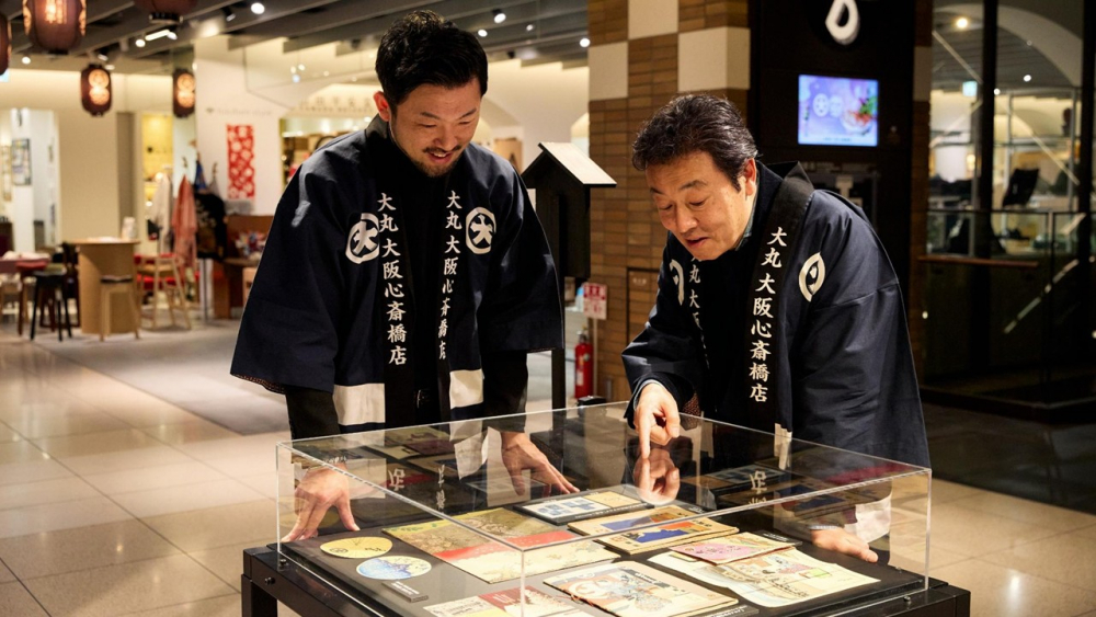 「全館の従業員、JFR史料館など多くの人の熱意と協力で300周年を迎えることができた」と語る、藤田氏と八十島氏