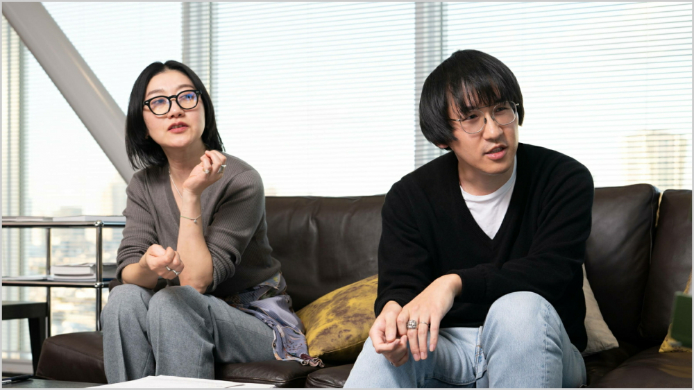 変化の兆しを見つけ、その背景を追求する──ACROSS編集室の中矢さん（左）と大西さん（右）